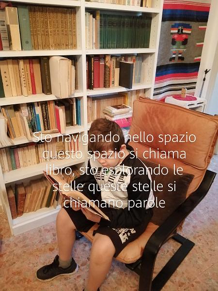 RICCARDO ANSELMO 4A.jpg - Sto navigando nello spazio
questo spazio si chiama libro,
sto esplorando le stelle 
quelle stelle si chiamano parole - Riccardo Anselmo
IV A Ciari